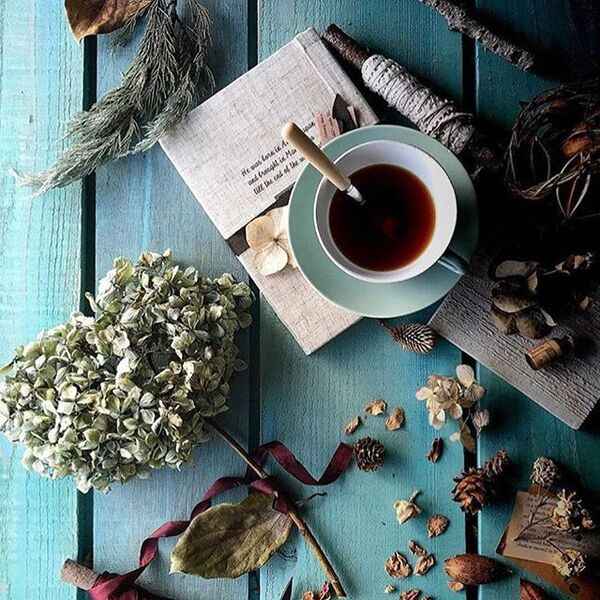 Warme kop thee op een rustige tafel in zacht licht